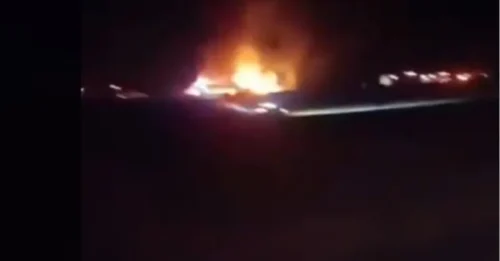 Al menos 45 muertos después de que un autobús chocara contra un camión cisterna de diésel y se incendiara con pasajeros atrapados en su interior.