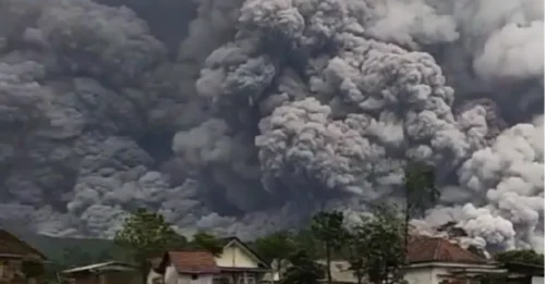 El enorme volcán Semeru entra en erupción, arrojando una nube de ceniza de 16.500 metros de altura mientras la gente huye para salvar sus vidas y se emite una alerta de vuelo urgente.