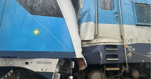Al menos 57 personas resultaron heridas al chocar dos trenes después de que uno de ellos se saltara un semáforo en rojo en la República Checa.