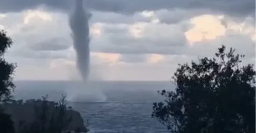 Momento de terror: un tornado gigante azota a pocos metros de una playa muy popular entre los turistas.