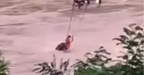 Mira el increíble momento en que un dron salva a un hombre de ahogarse en un río mientras las incesantes inundaciones sumergen casas y matan a 55 personas.