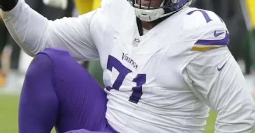 CATASTROPHE FOR THE VIKINGS! Offensive line decimated, two starters injured in Green Bay horror show.