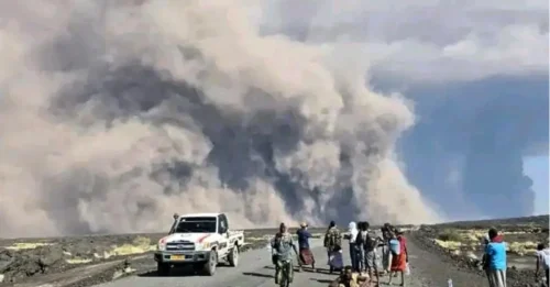 Una nube de ceniza gigante se extiende por dos continentes y provoca un caos aéreo después de que un volcán entrara en erupción por primera vez en 12.000 años.