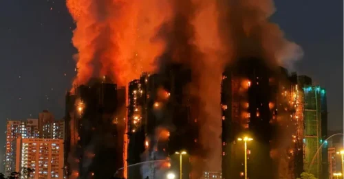 Al menos 12 muertos en un terrible incendio que envuelve cinco edificios de apartamentos de 31 pisos con residentes atrapados en Hong Kong