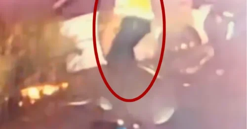 Momento conmovedor: policías héroes rompen una ventana y sacan a un conductor inconsciente con SEGUNDOS de sobra antes de que las llamas envuelvan el auto.