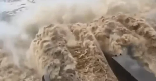 Imágenes impactantes muestran un torrente de agua mientras las ciudades se inundan y los deslizamientos de tierra golpean una soleada isla asiática, matando a 47 personas.