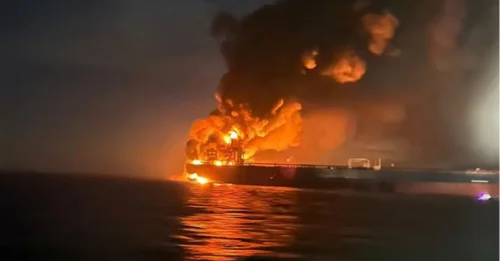 Petroleros de la flota de sombra rusa explotan en el Mar Negro: dos buques sancionados estallan en llamas cerca del estrecho del Bósforo en Turquía