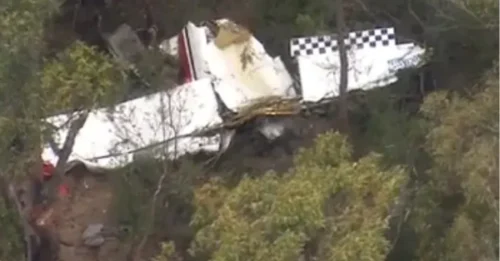Piloto muere al estrellarse dos aviones en el aire minutos antes de aterrizar tras un 