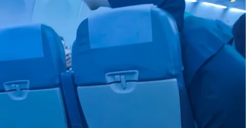 Avión realiza aterrizaje de emergencia después de que un pasajero furioso 'se negara a dejar de discutir sobre cambiar de asiento para poder estar al lado de su novia'