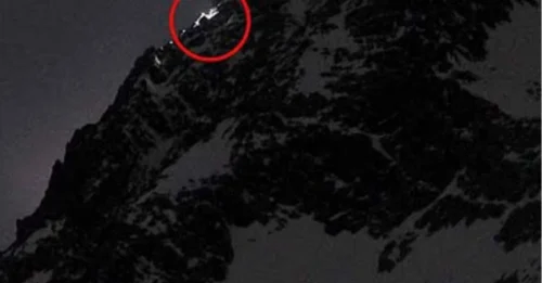 Las imágenes de la cámara web muestran cómo un escalador experimentado dejó morir a su novia en la montaña más grande de Austria: Linternas de emergencia por la noche, búsqueda desesperada en helicóptero y el descenso del novio a un lugar seguro