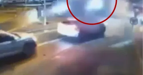 Aterrador momento: un Mercedes a toda velocidad es catapultado por los aires y salta sobre dos autos tras impactar en una rotonda
