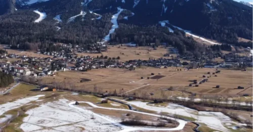 Un alpinista alemán de 19 años, arrastrado por una avalancha, muere después de que los rescatistas encontraran a un adolescente enterrado en la nieve y lo desenterraran.