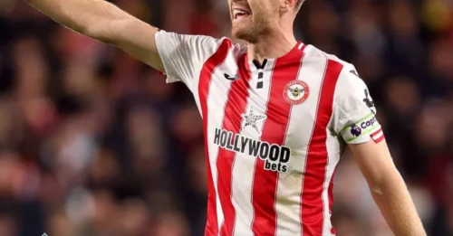 IT’S A BATTLE FOR THE THRONE. The £55m defensive general is CHOOSING between Anfield and Old Trafford—and one Premier League giant is about to be LEFT IN THE DUST.