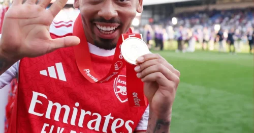BOMBSHELL IN NORTH LONDON! Arsenal just locked in a massive fee for their 32-goal hitman right after lifting the trophy — and the Premier League is trembling!