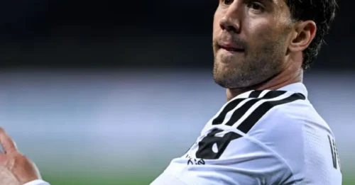 SHOCKER IN THE TRANSFER MARKET! Arsenal steal a £30m All-Serie A giant from Juve on a FREE transfer – 68 goals, 168 appearances, and the 2024 Best Striker award. The Premier League is SHAKING.